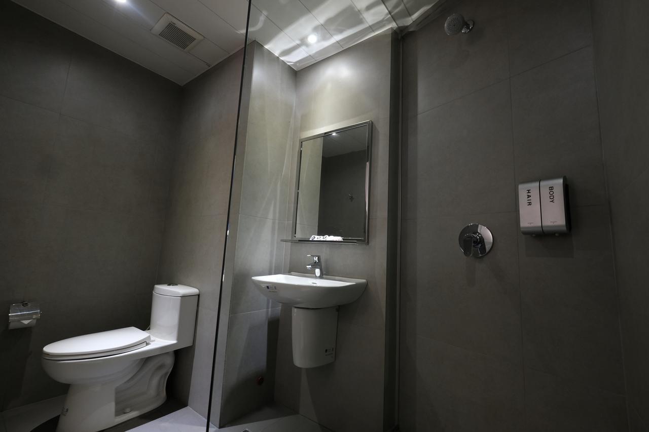 U Hotels Makati Makati City Exteriör bild